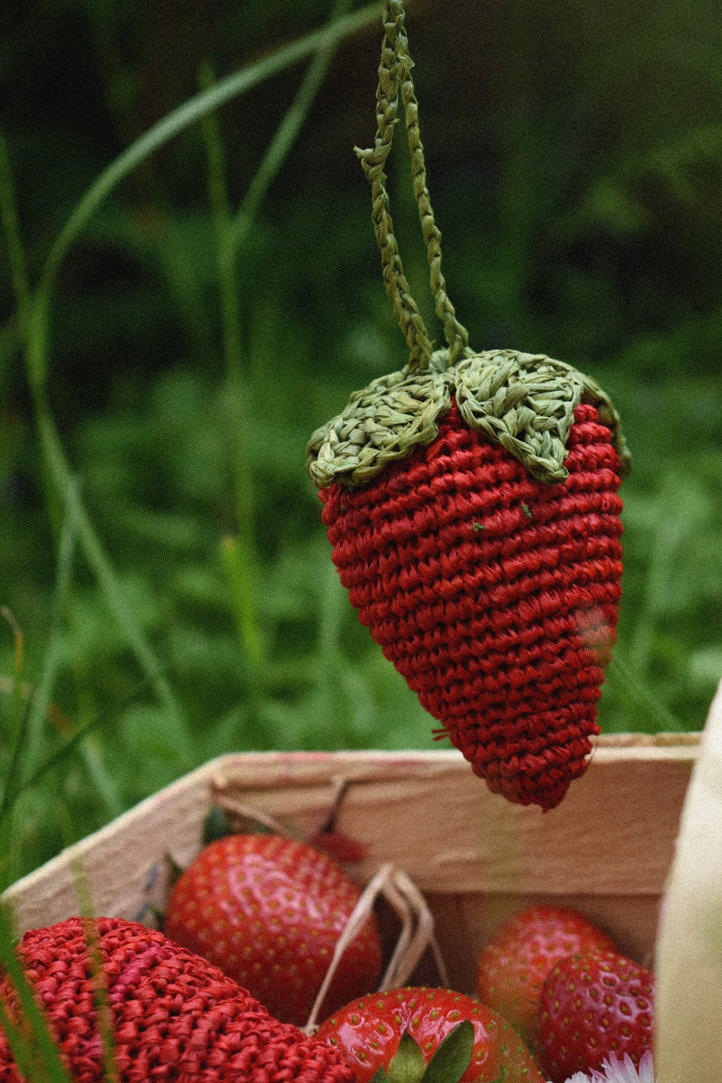 Zawieszka TRUSKAWKA  ręcznie robiona z rafii do torebki w kształcie owoców