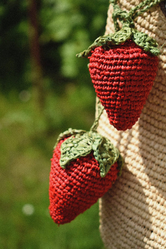 Zawieszka TRUSKAWKA  ręcznie robiona z rafii do torebki w kształcie owoców