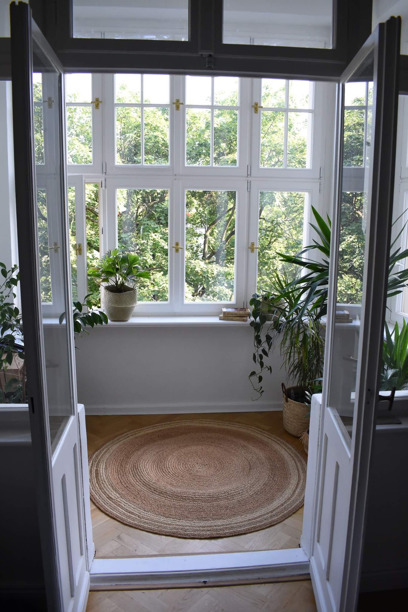 Duży okrągły dywan VOATAVO śr.150 cm naturalny, pleciony z rafii, boho