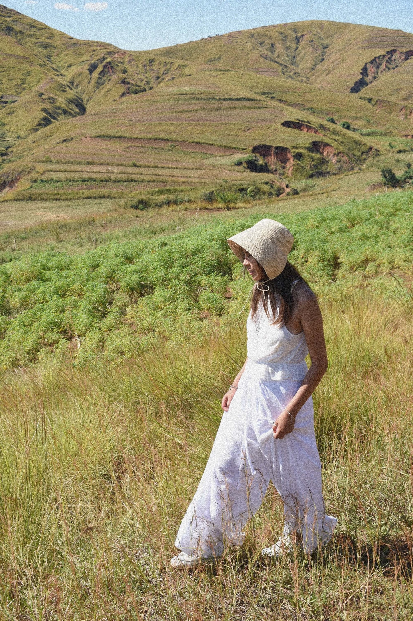 Kapelusz ROSA delikatne okrycie głowy wiązane z rafii naturalny beżowy