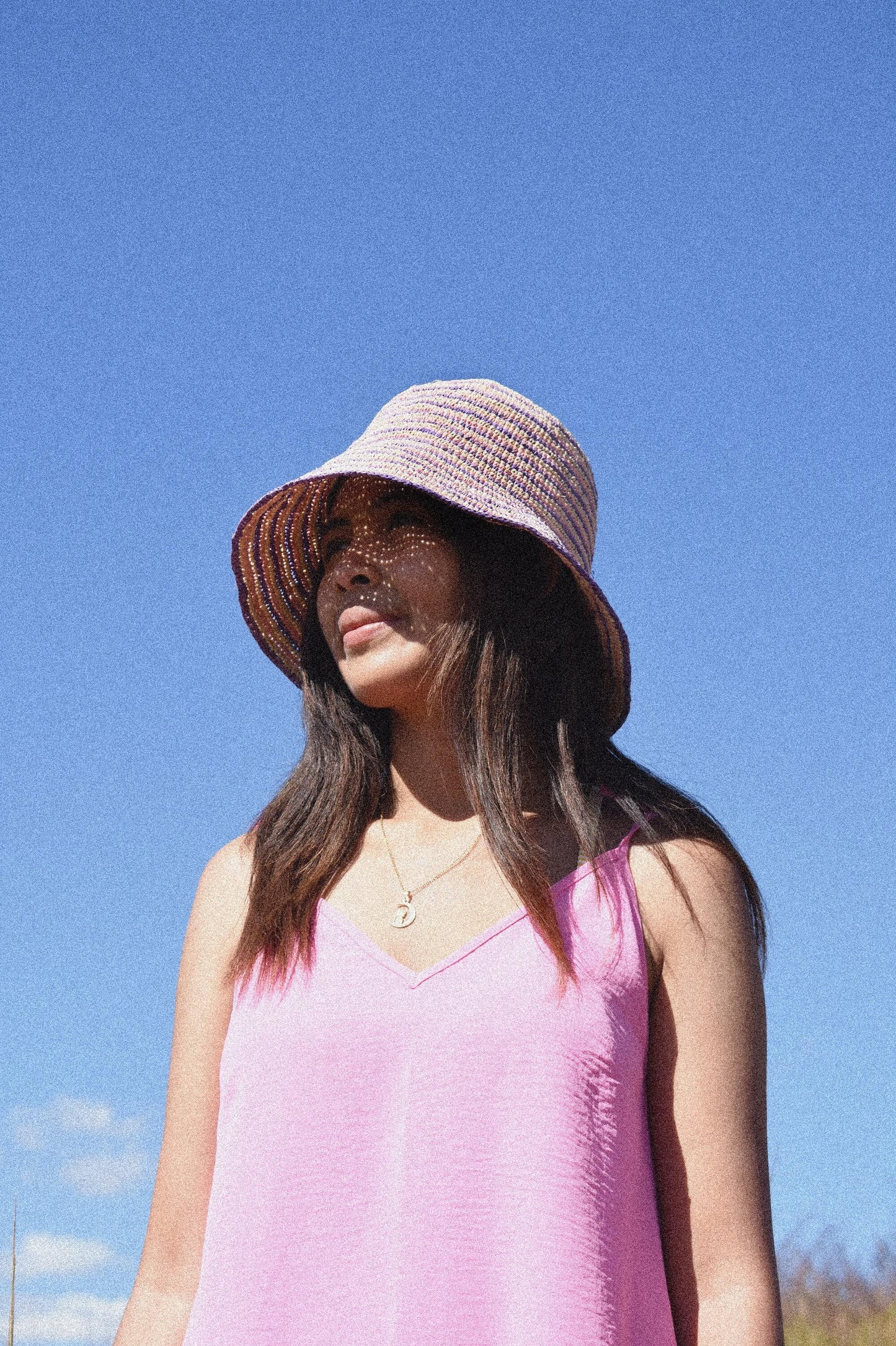 Kapelusz TSARA bucket hat kolorowy z rafii naturalny