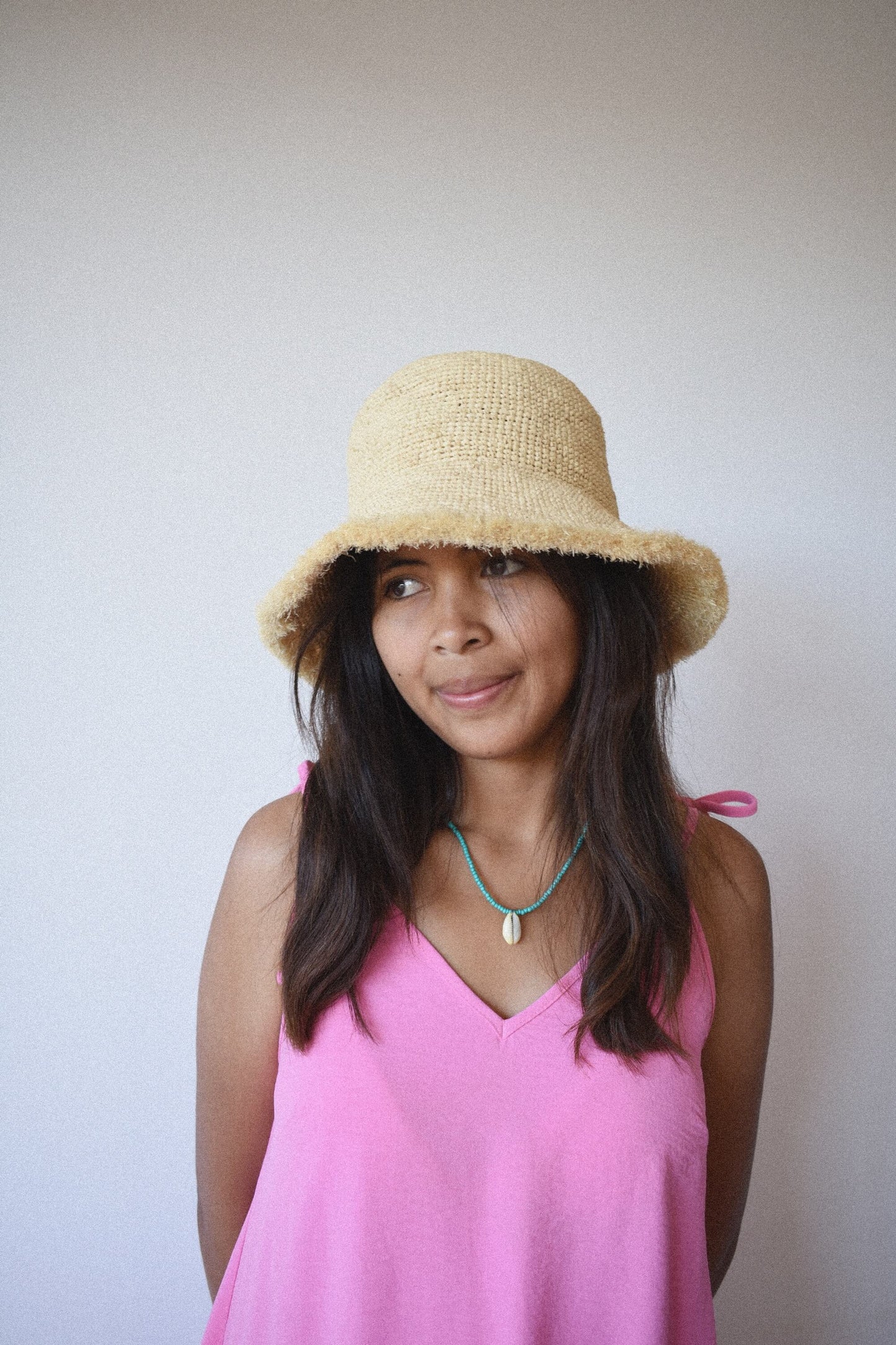 Kapelusz FARA naturalny ręcznie pleciony z rafii, beżowy, z frędzelkami