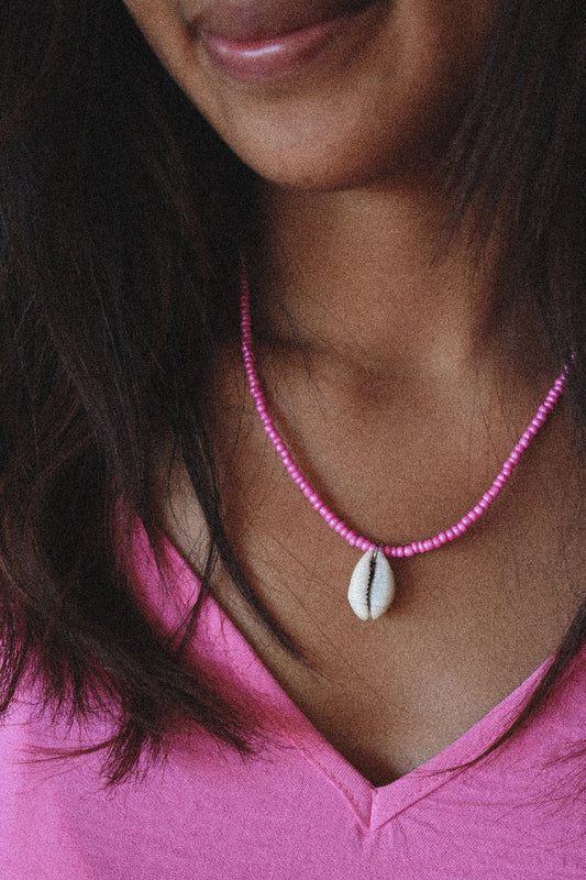 Naszyjnik z muszelką, różowy wisiorek z koralików