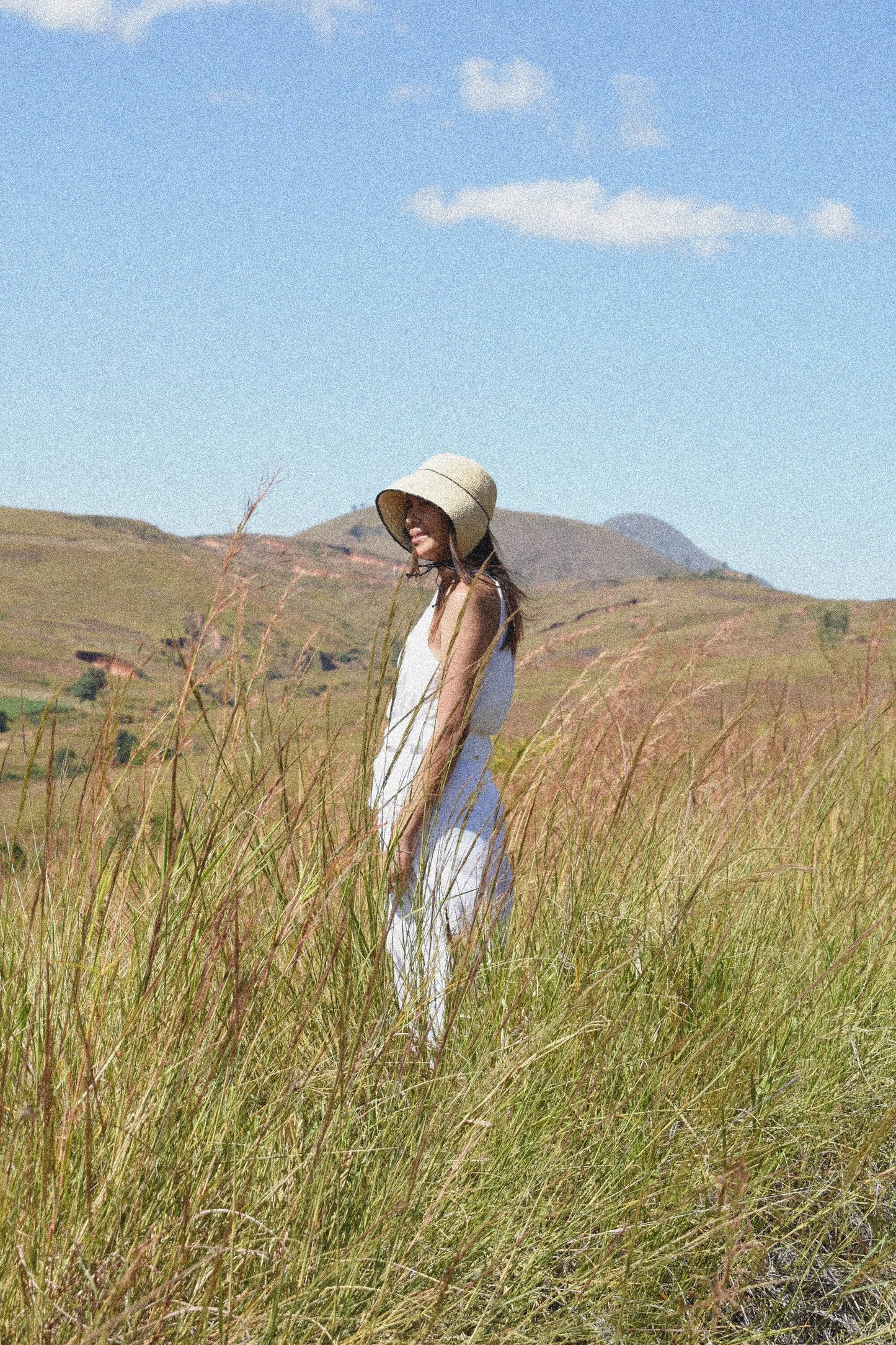 Kapelusz AINA delikane okrycie głowy wiązane z rafii z czarnym akcentem