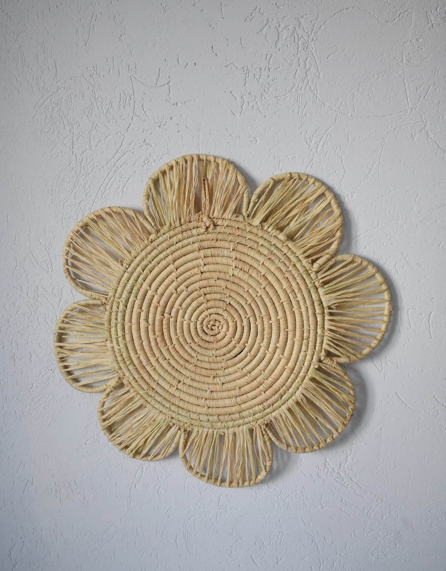 Lustro NIEZAPOMINAJKA śr.45 cm, lustro kwiat w stylu boho, naturalne, ręcznie plecione z rafii, beżowe, dziecięce lustro