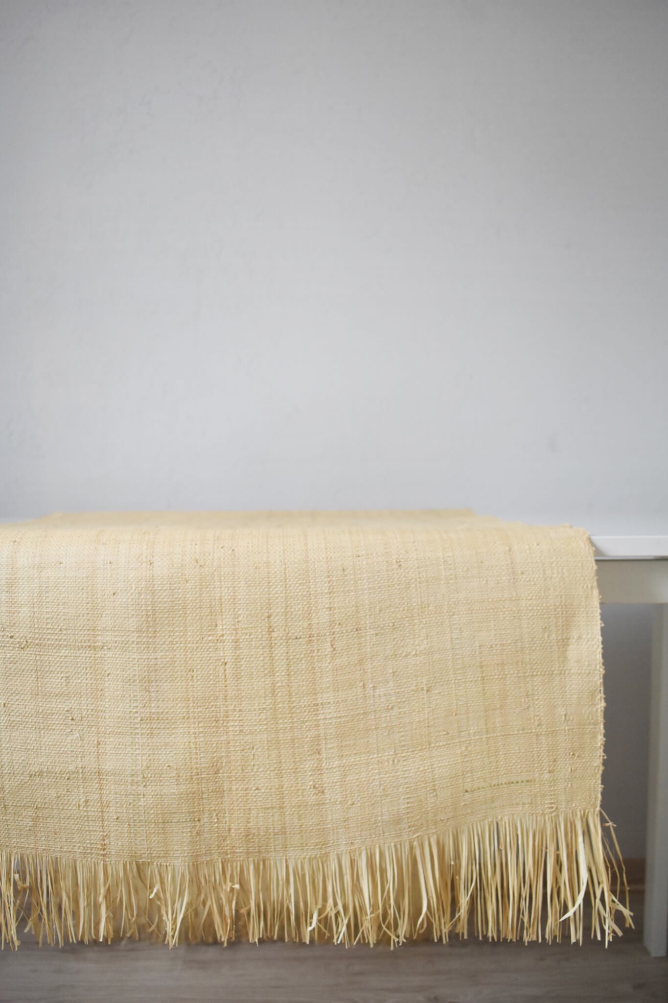 Nakrycie stołu LAMBAN, pleciony beżowy bieżnik/obrus