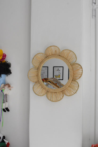 Lustro NIEZAPOMINAJKA śr.45 cm, lustro kwiat w stylu boho, naturalne, ręcznie plecione z rafii, beżowe, dziecięce lustro