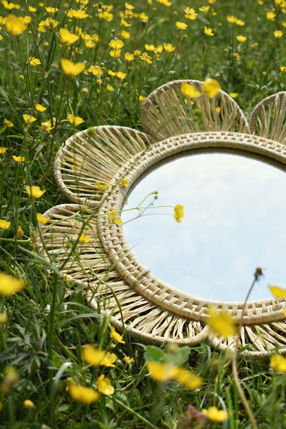 Lustro NIEZAPOMINAJKA śr.45 cm, lustro kwiat w stylu boho, naturalne, ręcznie plecione z rafii, beżowe, dziecięce lustro