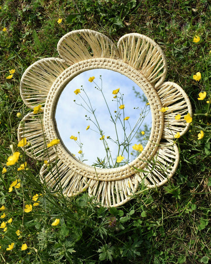 Lustro NIEZAPOMINAJKA śr.45 cm, lustro kwiat w stylu boho, naturalne, ręcznie plecione z rafii, beżowe, dziecięce lustro