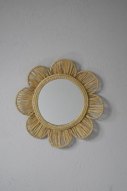 Lustro NIEZAPOMINAJKA śr.45 cm, lustro kwiat w stylu boho, naturalne, ręcznie plecione z rafii, beżowe, dziecięce lustro